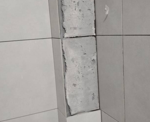 宣城市瓷砖空鼓维修公司分享下瓷砖施工前基层浇水润湿程度不足，可能导致以下问题